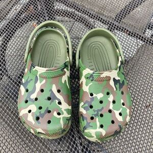 Boys camo Croc
